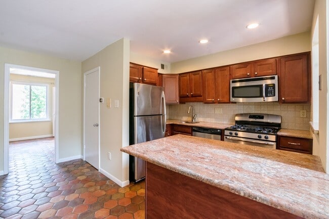 Building Photo - Beautiful Three Bedroom in Washington Square West