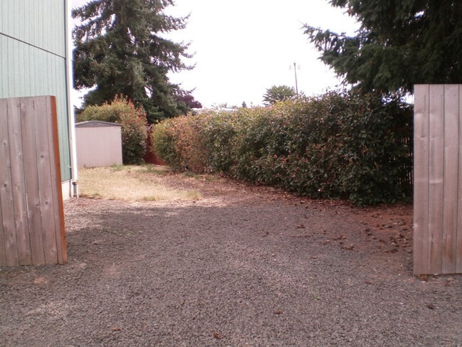 Building Photo - ~Elegant 3 bedroom with Bonus Family Room ...