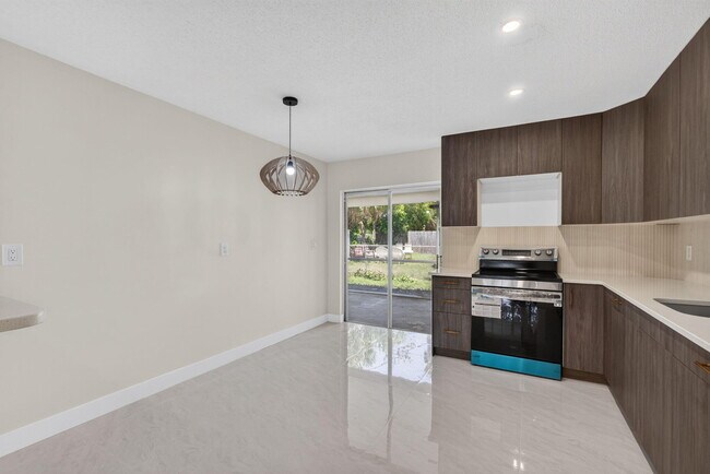 Building Photo - 3943 Roan Ct W