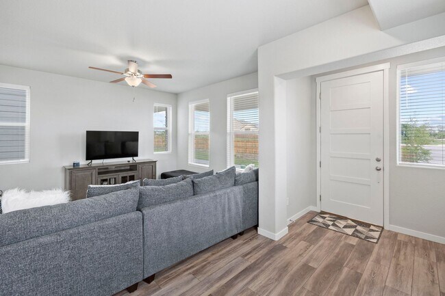 Building Photo - Modern 4BD/3BA Home with Covered Balcony &...