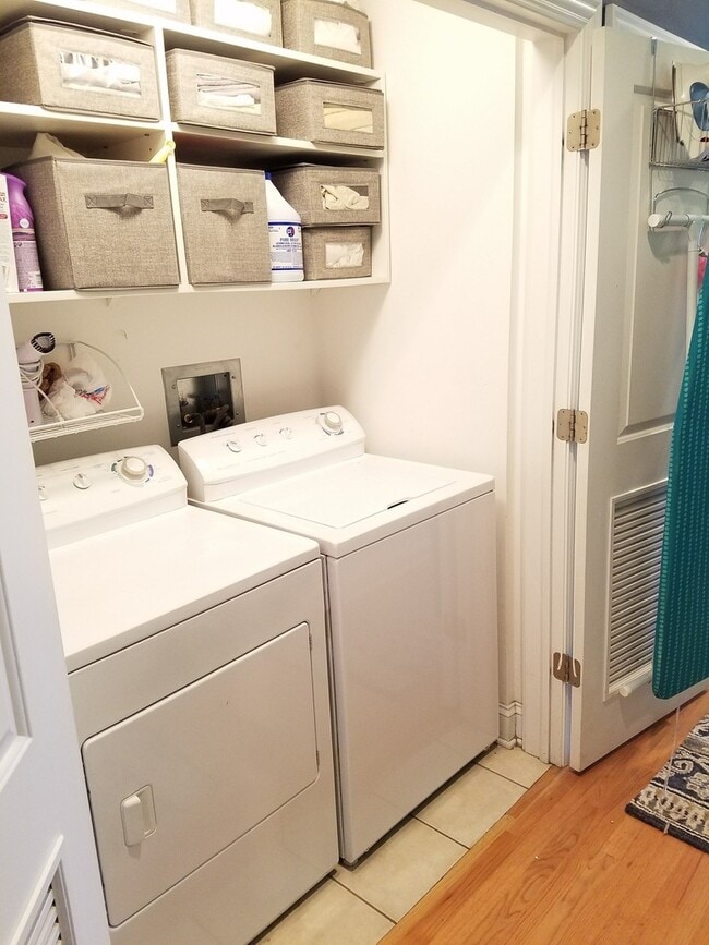 Building Photo - 5053 N Clark St