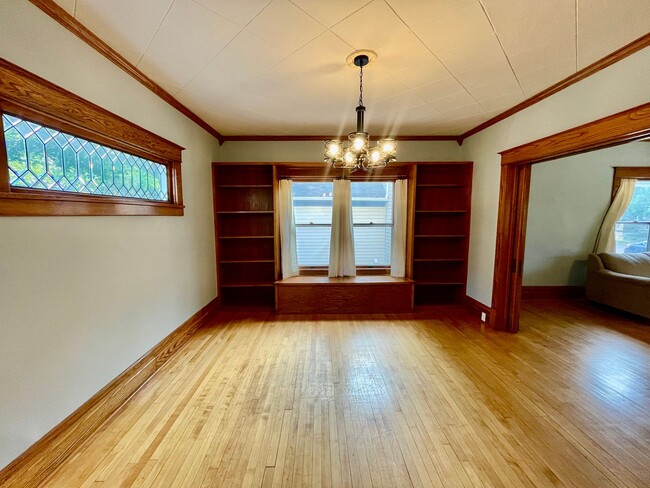 Building Photo - Charming 4 Bedroom Home