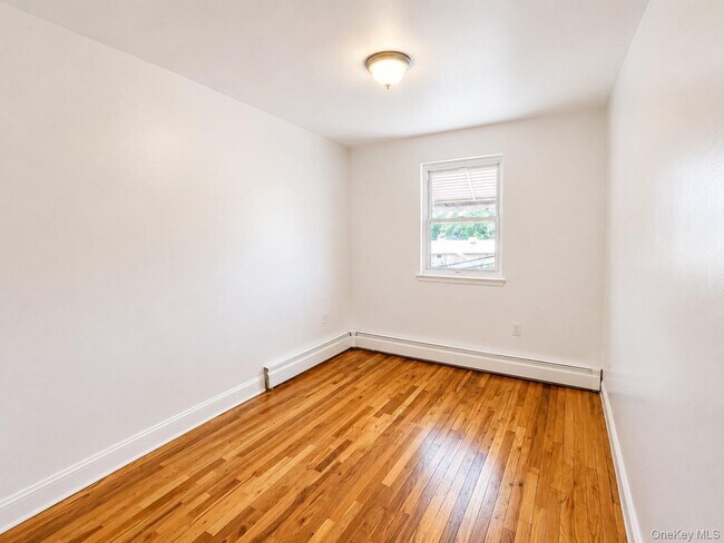 Building Photo - 533 Soundview Ave