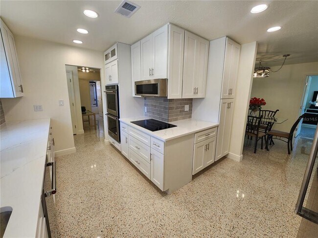 Building Photo - 3790 Beach Dr SE