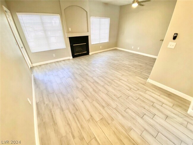 Building Photo - 1900 N Torrey Pines Dr