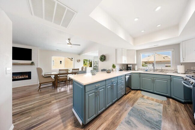 Building Photo - Spacious 6 Bedroom Home in La Verkin!