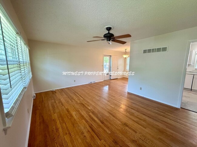 Building Photo - Adorable side by side split with brand new...