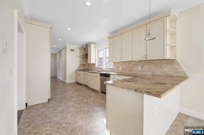 Building Photo - 831 Pascack Rd