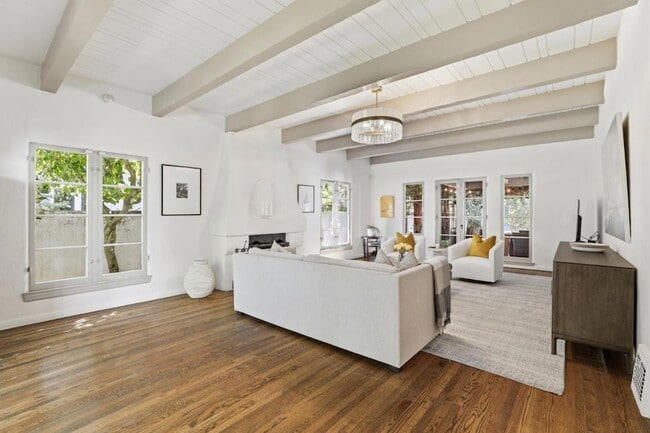 Building Photo - 566 E Crescent Dr