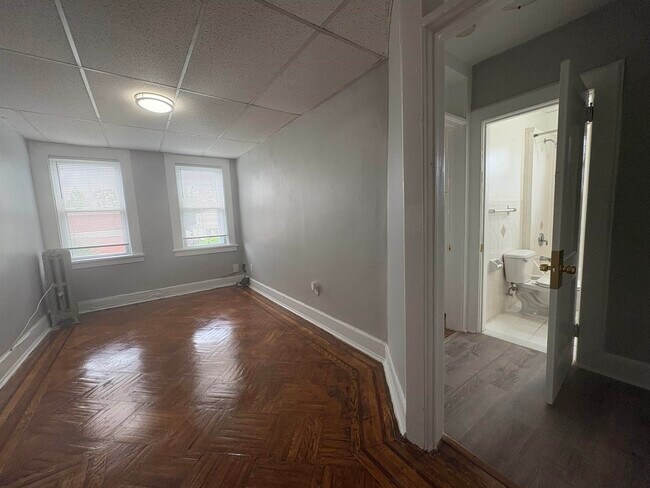 Building Photo - 760 Forest St