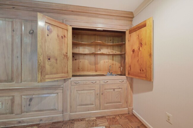 Building Photo - Old Town Alexandria Home | April Incentives Available