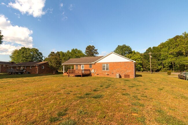 Building Photo - Beautifully Updated 3 bedroom, 2 bathroom Brick Ranch in Lexington