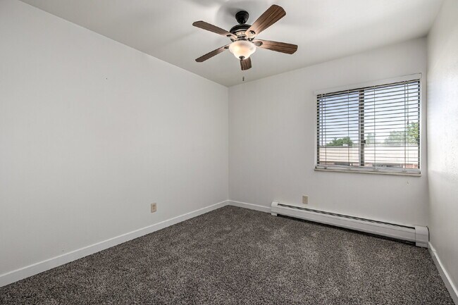 Building Photo - Freshly updated Two bed one bath for rent