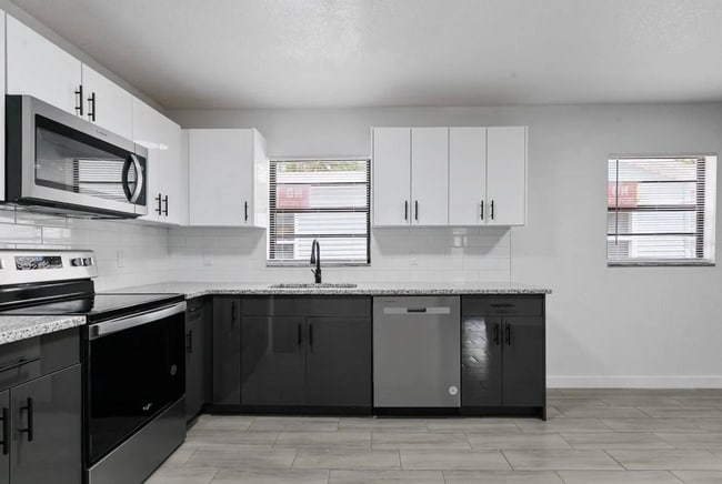 Building Photo - 1706 E Poinsettia Ave