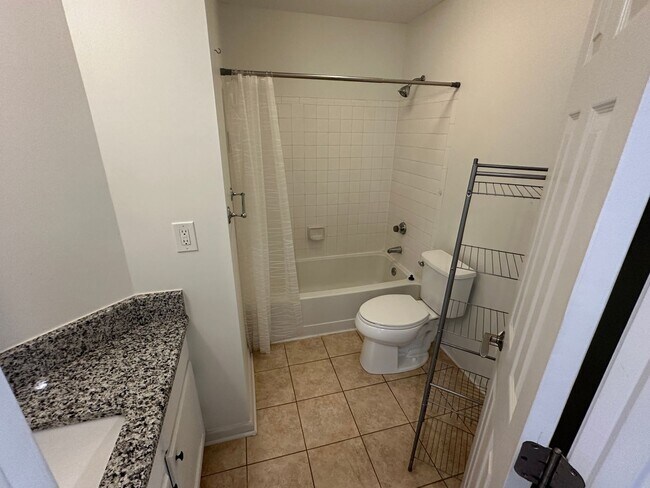 Building Photo - Waterfront Condo for Rent in the gated com...