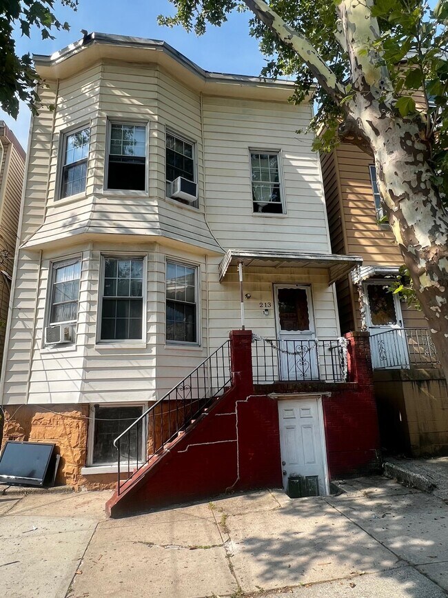 Building Photo - 213 Beacon Ave