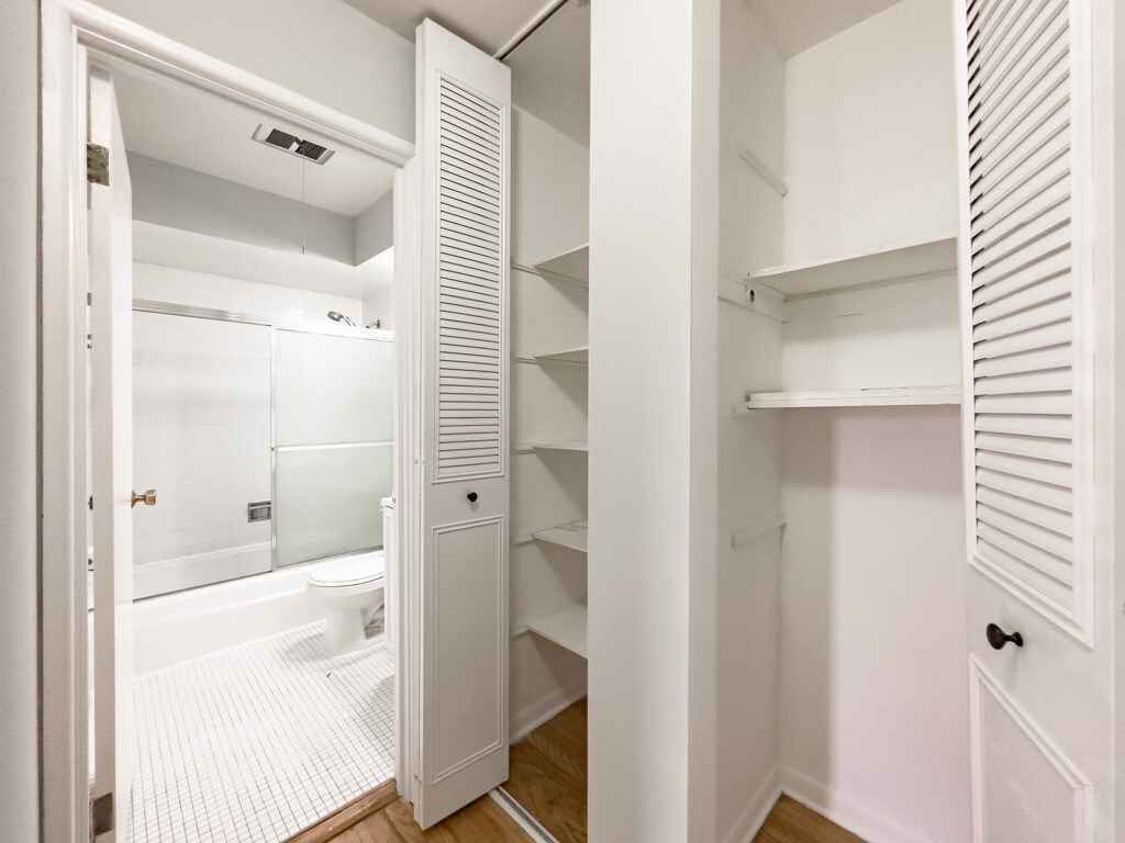 Building Photo - 515 W Briar Pl