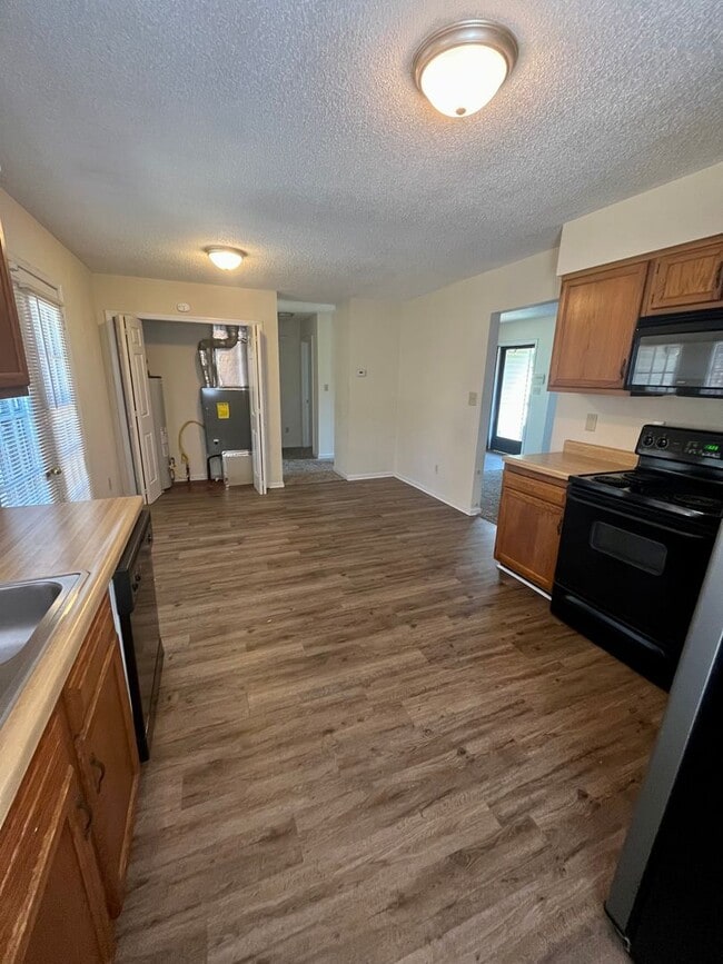 Building Photo - Two bedroom, one and a half bath duplex located near WKU