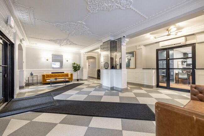 Building Photo - 1140 N La Salle Dr