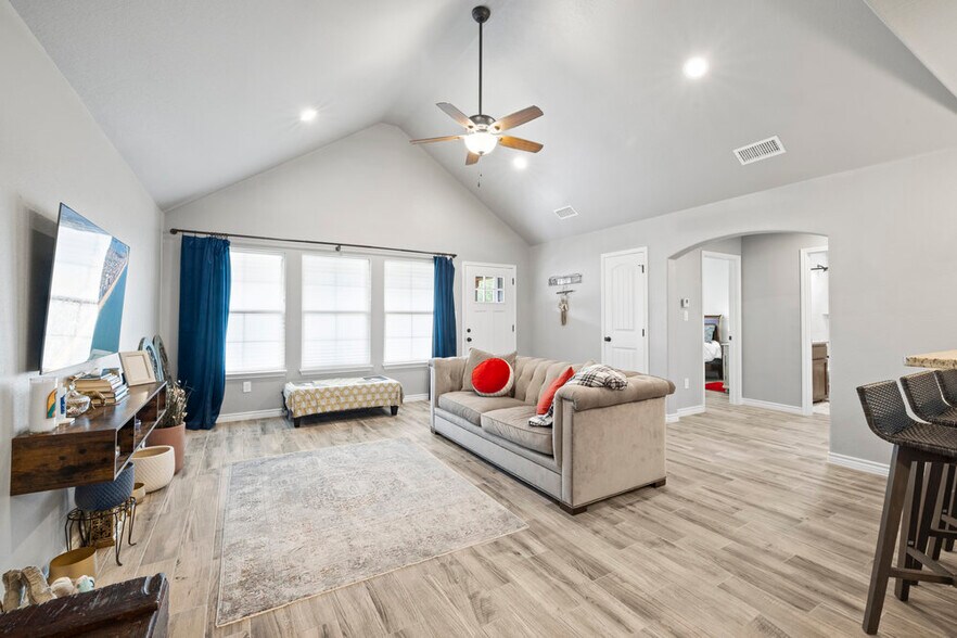 Building Photo - 1777 Point View