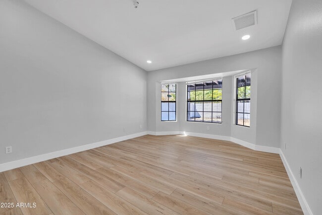 Building Photo - 5302 W Cheryl Dr