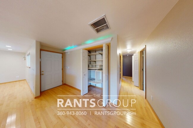 Building Photo - Recently updated 3-bed, 2-bath Rambler in Lacey!