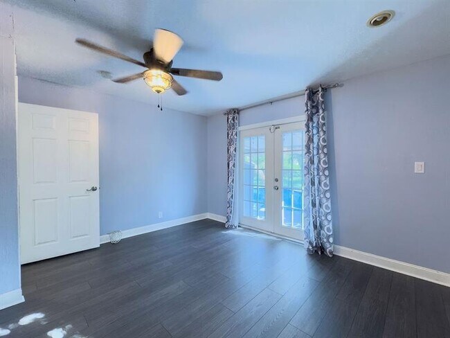 Building Photo - 902 NE 34th St