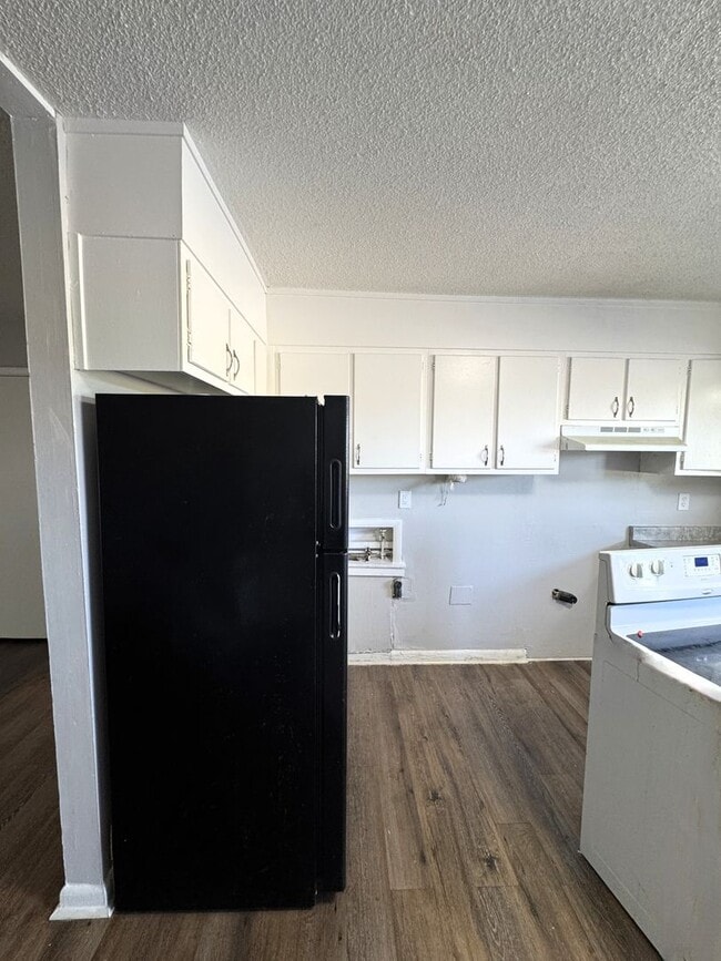 Building Photo - 1st Month Rent Free with 13-month Lease!