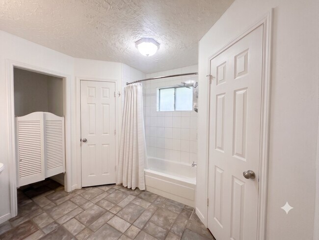 Building Photo - 18066 Forest Cedars Dr