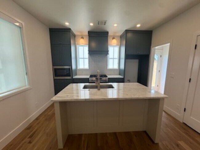 Building Photo - Charming Wheeler Cottage with Modern Comforts