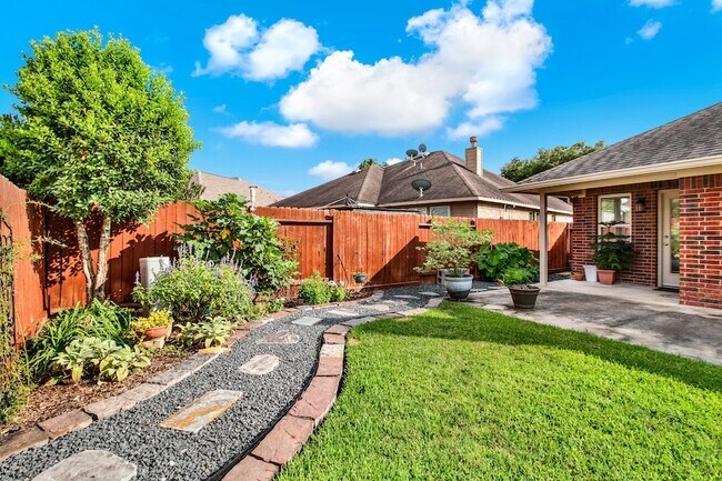 Building Photo - 9226 Fernwillow Dr