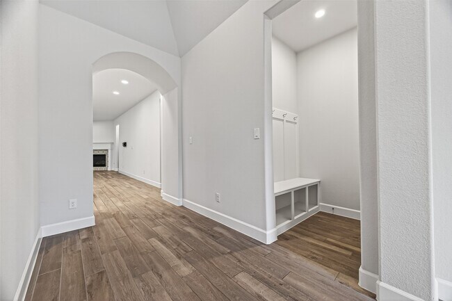 Building Photo - 302 Sky Top Dr