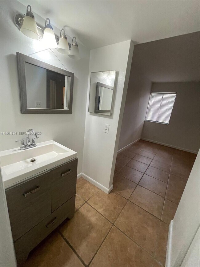 Building Photo - 5595 Courtyard Dr