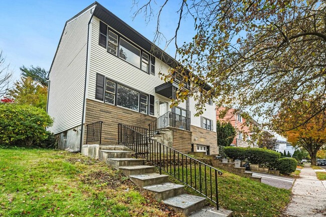 Building Photo - 235 Lakewood Dr