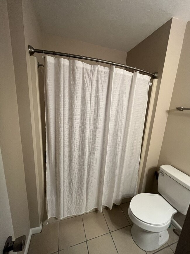 Building Photo - Updated 2BR/2.5BA Townhome w/ Office + Gar...