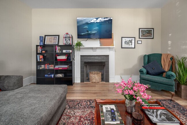 Building Photo - 500 W Rosemary St