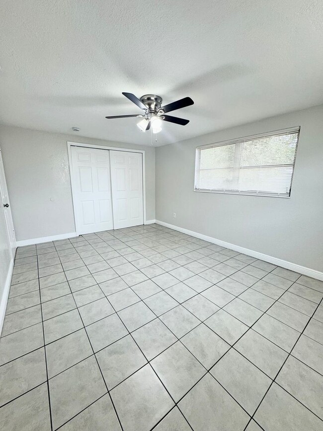 Building Photo - 4/2 Single-family home, AVAILABLE NOW!