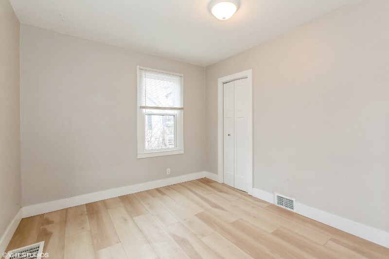 Building Photo - 2510 Lakeshore Dr