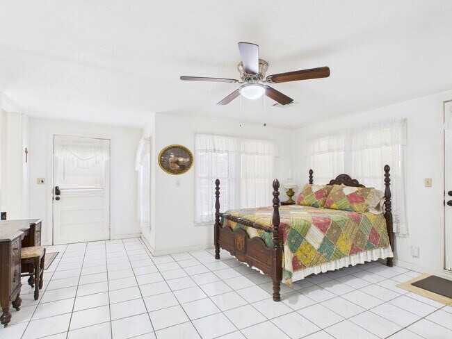 Building Photo - Quiet home in the central part of town