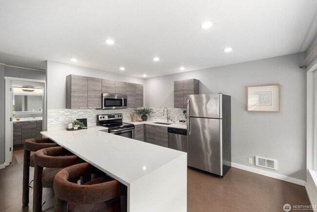Building Photo - Bright Renovated 1 Bedroom Corner Condo in the Heart of Downtown Bellevue