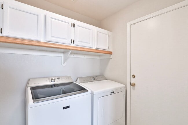 Building Photo - Pet Friendly 5-bedroom, 3 bath Home w/ Pool and Finished Basement