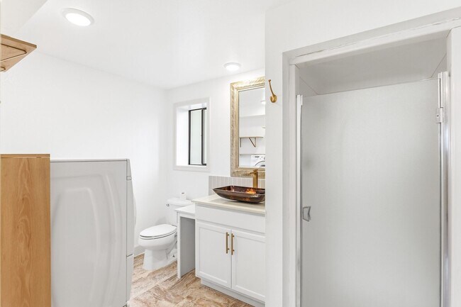 Building Photo - Spacious 4-Bedroom Chemawa Park Home with Fireplace, Bonus Room & Large Yard