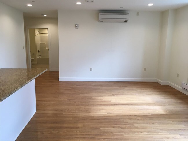 Building Photo - 875 Elm St