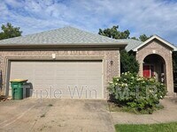 Building Photo - 1901 Hidden Creek Dr