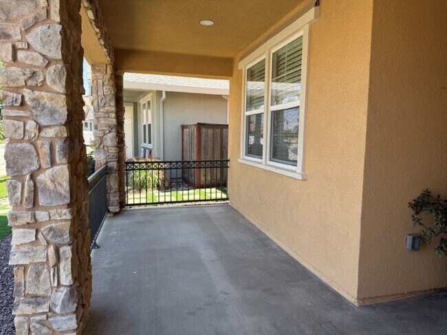 Building Photo - Newer Modern 4 Bedroom 3.5 Bath w/ Bedroom...