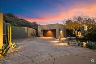 Building Photo - 10015 E Graythorn Dr