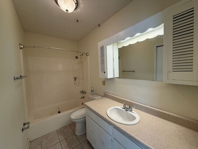 Building Photo - Pensacola - East Hill - 4 bedrooms, 3 bathroom - Mother in Law suite