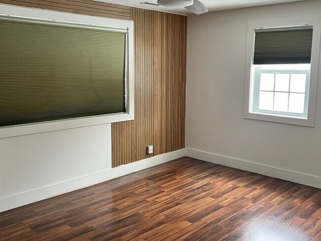 Building Photo - 502 Oak St