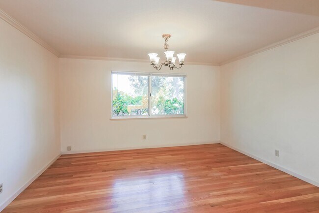 Building Photo - Amazing 4 Bedrooms 2 full bathrooms and 2 ...