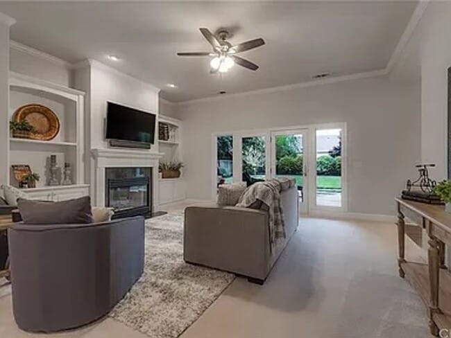 Building Photo - This fabulous 3bd/2ba plus office home sits on a large lot!